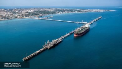 تولید نفت میدان درود افزایش یافت، مدیر منطقه عملیاتی خارک از موفقیت چشمگیر متخصصان شرکت نفت فلات قاره ایران در افزایش تولید میدان درود خبر داد و گفت: این دستاورد که در روزهای پایانی اسفند ۱۴۰۳ و همزمان با سالروز ملی شدن صنعت نفت به ثمر نشست، نتیجه ماه‌ها تلاش بی‌وقفه برای راه‌اندازی پروژه گازرسانی سه حلقه چاه در این میدان است.