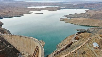 هدفگذاری برنامه هفتم؛ کاهش ۱۵ میلیارد مترمکعب ناترازی آب، سخنگوی صنعت آب با تأکید بر ضرورت گذار از سیاستهای ناکارآمد گذشته، بازار بهرهوری آب را یکی از راهکارهای کلیدی برای مقابله با ناترازی منابع آبی کشور دانست. وی با اشاره به تجربه کشورهای توسعهیافته، فعالسازی ابزارهای بازار، اصلاح تعرفهها و مشارکت نهادهای غیردولتی را پیشنیاز تحقق حکمرانی نوین آب عنوان کرد و خواستار همراهی جدی مجلس و سایر دستگاهها برای عملیاتیسازی این رویکرد شد.